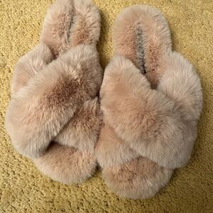 Dolce Vita Big Fluffy Super Soft House Shoes Wearable Outside Slip Ons Soles 6